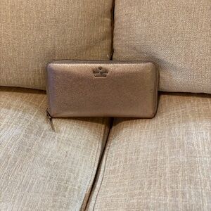 kate spade metallic rose wristlet in rose gold finish